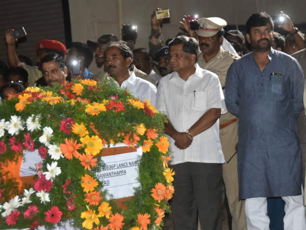 ಅಂತಿಮ ನಮನ ಸಲ್ಲಿಸಿದ ಶೆಟ್ಟರ್, ಜೋಶಿ