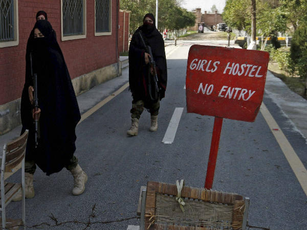 ಮಹಿಳಾ ಹಾಸ್ಟೆಲ್ ಒಳಗೆ ಪ್ರವೇಶವಿಲ್ಲ