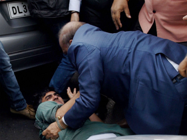 ವಿದ್ಯಾರ್ಥಿಗಳು ಮತ್ತು ನ್ಯಾಯವಾದಿಗಳ ನಡುವೆ ಕಾದಾಟ