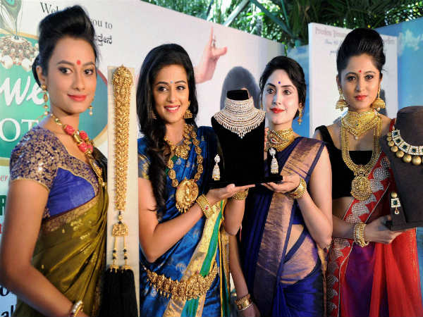 ಒಡವೆಗಳ ನಡುವೆ ಪ್ರಿಯಾಮಣಿ