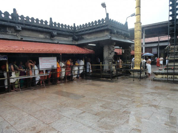 Wife returns jewellery to kolluru mookambika temple stolen by husband