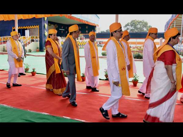 ಹೆಜ್ಜೆ ಹಾಕುತ