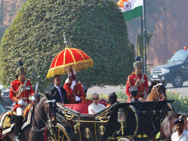 ಸಾರೋಟಿನಲ್ಲಿ ಪ್ರಣಬ್ 