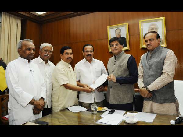 Karnataka BJP MPs delegation meets central power minister