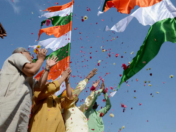 ಅಹಮದಾಬಾದಿನಲ್ಲಿ ಹಾರಾಡಿದ ತ್ರಿವರ್ಣ ಧ್ವಜ ಅಹಮದಾಬಾದಿನಲ್ಲಿ ಹಾರಾಡಿದ ತ್ರಿವರ್ಣ ಧ್ವಜ