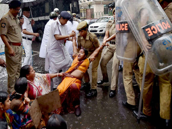 ಚಿಟ್ ಫಂಡ್ ವಿರುದ್ಧ ಸಿಡಿದೆದ್ದ ಮಹಿಳೆಯರು ಚಿಟ್ ಫಂಡ್ ವಿರುದ್ಧ ಸಿಡಿದೆದ್ದ ಮಹಿಳೆಯರು