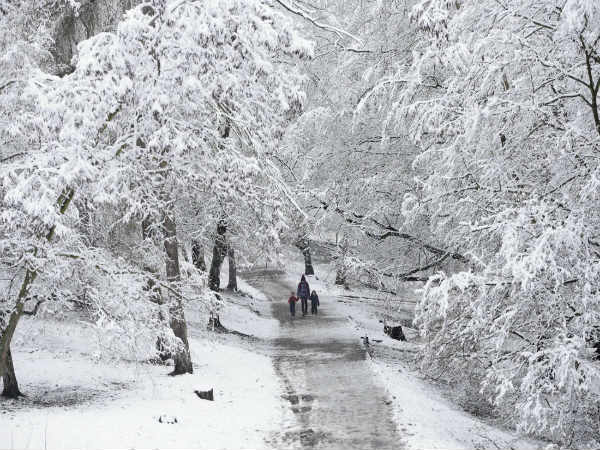 ಹಿಮಚ್ಛಾದಿತ ರಸ್ತೆಯಲ್ಲಿ ತಾಯಿ ಮಕ್ಕಳು