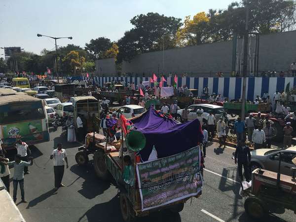 ಬ್ಯಾರಿಕೇಡ್ ಮುರಿದರು