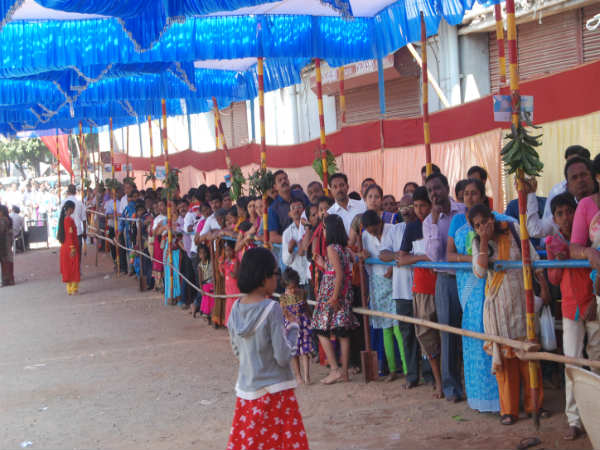 ಸಾಲುಗಟ್ಟಿ ನಿಂತ ಭಕ್ತರು