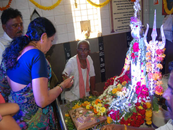 ಶ್ರದ್ಧಾ ಭಕ್ತಿಯಿಂದ ಪೂಜೆ