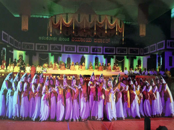 ವೇದಿಕೆಯಲ್ಲಿ ಪೀಠಾಧಿಪತಿಗಳು ವೇದಿಕೆಯಲ್ಲಿ ಪೀಠಾಧಿಪತಿಗಳು