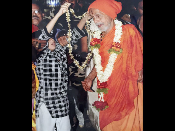 ಬಾಲಕನಿಂದ ಮಲ್ಲಿಗೆ ಹಾರ ಬಾಲಕನಿಂದ ಮಲ್ಲಿಗೆ ಹಾರ