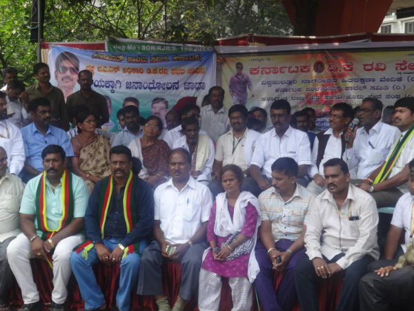 ಮಳೆ ಲೆಕ್ಕಿಸದೆ ಧರಣಿ