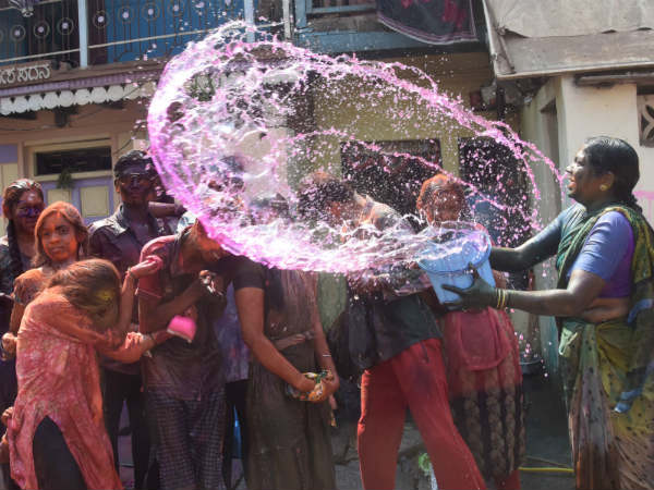 ಬಣ್ಣದ ನೀರಿನ ಸ್ನಾನ