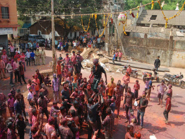 ಹೋಳಿ ಬಣ್ಣದ ವಿಶೇಷ ಮಡಿಕೆ ಒಡೆಯುವುದು