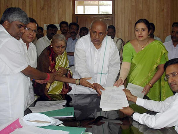 ಮಾವ, ಪತಿ ಪರವಾಗಿ ರಾಜಕೀಯ ಪ್ರಚಾರ