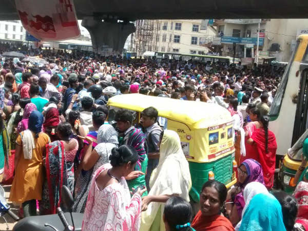 ಸೂಟು ಬೂಟಿನ ಪ್ರತಿಭಟನಾಕಾರರಿಲ್ಲ ಸೂಟು ಬೂಟಿನ ಪ್ರತಿಭಟನಾಕಾರರಿಲ್ಲ