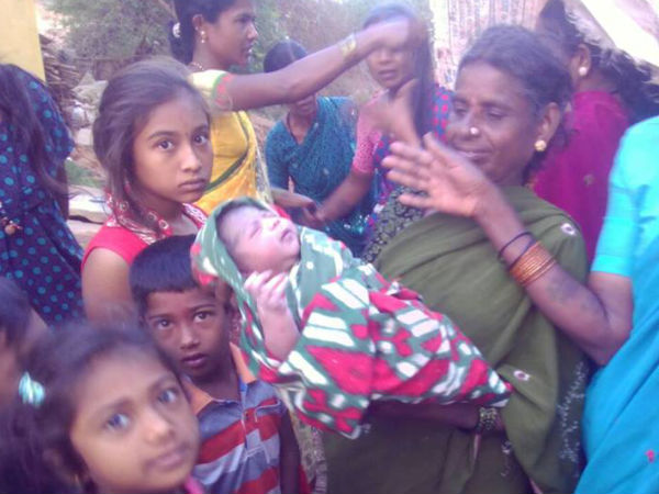 A pregnant woman delivers baby in an Auto rickshaw in Sira A pregnant woman delivers baby in an Auto rickshaw in Sira