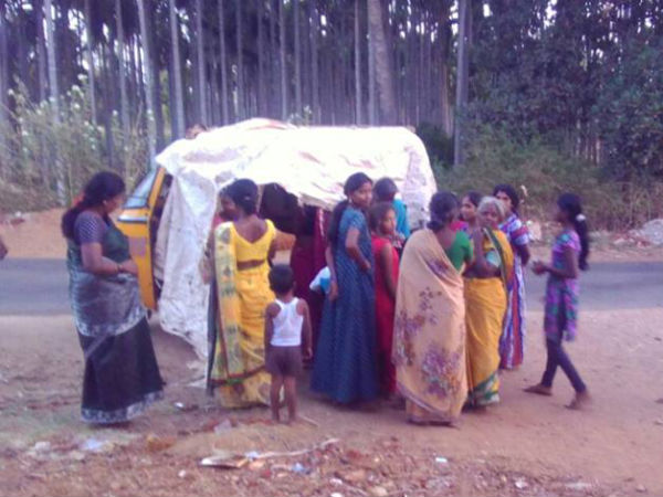 A pregnant woman delivers baby in an Auto rickshaw in Sira A pregnant woman delivers baby in an Auto rickshaw in Sira