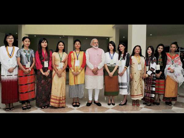 ಯುವತಿಯರೊಂದಿಗೆ ಮೋದಿ