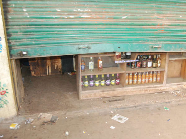 Bar and wine store robbed in Nanjangud