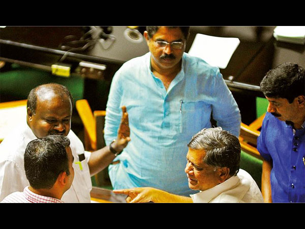 ಎಚ್ಡಿಕೆ ಮತ್ತು ಆರ್ ಅಶೋಕ್ ಮಾತುಕತೆ ಎಚ್ಡಿಕೆ ಮತ್ತು ಆರ್ ಅಶೋಕ್ ಮಾತುಕತೆ