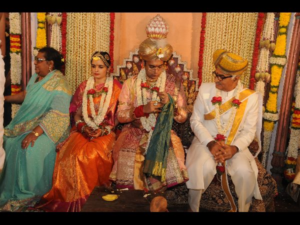 ವಸ್ತ್ರ, ಆಭರಣ ವಿನಿಮಯ ವಸ್ತ್ರ, ಆಭರಣ ವಿನಿಮಯ