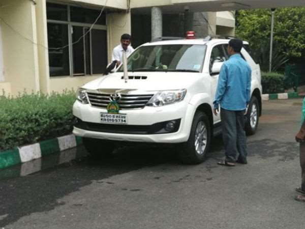 A crow sits for 10 mins on CM Siddaramaiah’s car