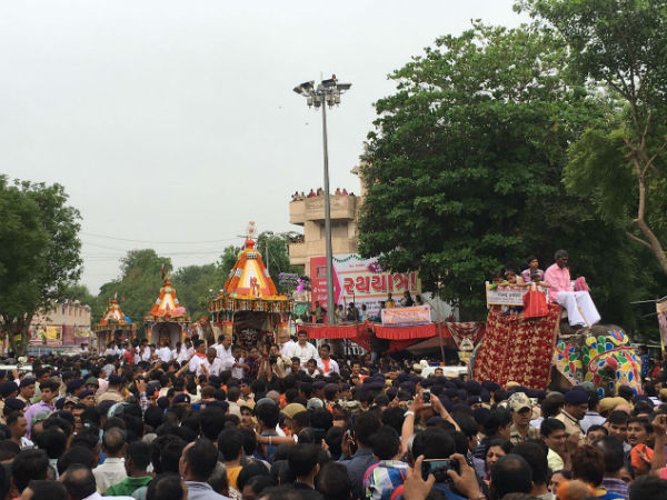 ಮೆರವಣಿಗೆಗೆ ಬಲ ಬಂದಿತು