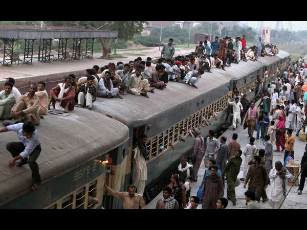 ಲಾಹೋರಿನಲ್ಲಿ ಈದ್ ಆಚರಣೆಗೆ ತೆರಳುತ್ತಿರುವ ಮಂದಿ