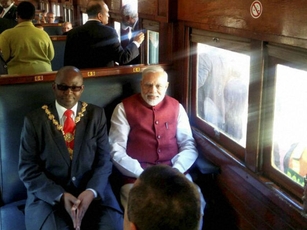 ಟ್ರೇನ್ ನಲ್ಲಿ ಮೋದಿ ಟ್ರೇನ್ ನಲ್ಲಿ ಮೋದಿ