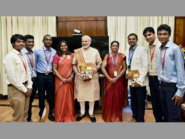 ವಿದ್ಯಾರ್ಥಿಗಳೊಂದಿಗೆ ಮೋದಿ