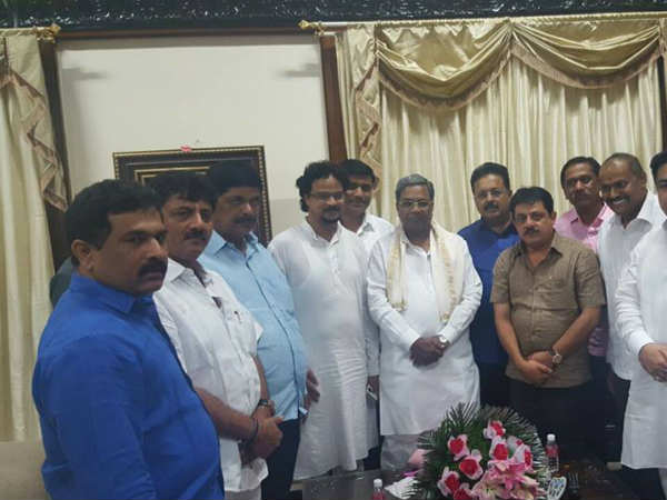 ಶಾಸಕರ ಜೊತೆಗಿದ್ದಾರೆ ಬಿಬಿಎಂಪಿ ಸದಸ್ಯರು 