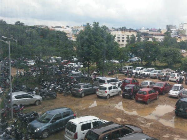  ತುಂಬಿದ ಪಾರ್ಕಿಂಗ್ ಜಾಗ