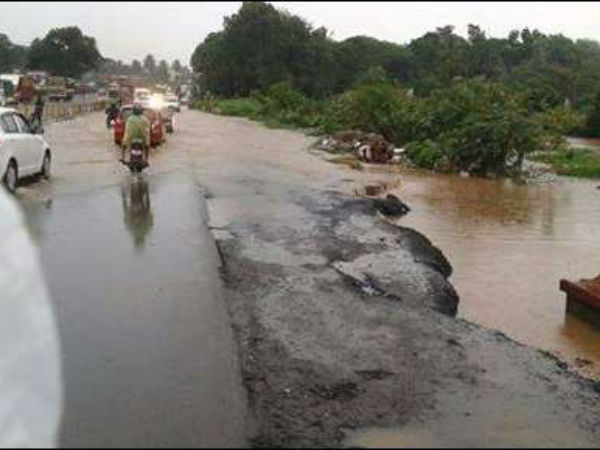 ರಸ್ತೆ ಮೇಲೆ ತುಂಬಿ ಹರಿದ ನೀರು