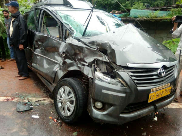 ಅತಿವೇಗದಿಂದ ನುಗ್ಗಿದ ಕಾರು