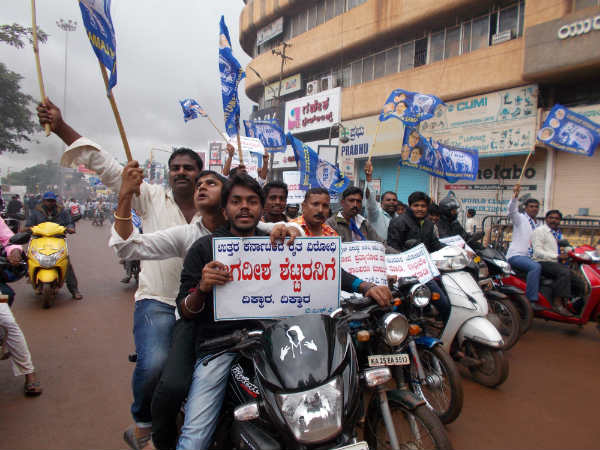 ಕಾರಿಗೆ ಮುತ್ತಿಗೆ ಹಾಕಲು ಯತ್ನ