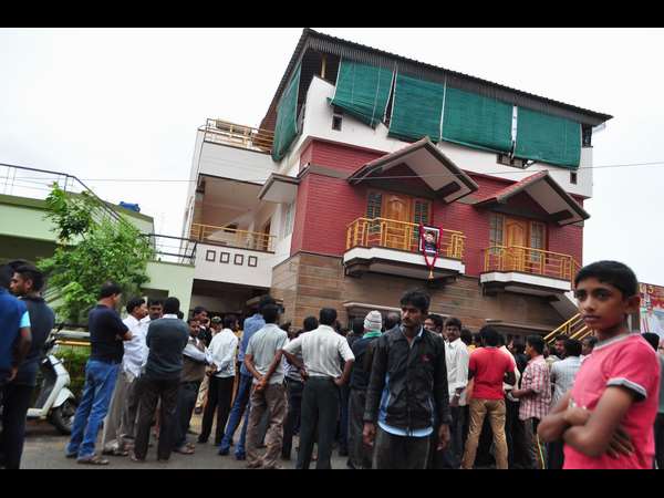 ಸ್ನೇಹಿತರು ಮನೆ ಮುಂದೆ ಕಣ್ಣೀರು ಸುರಿಸುತ್ತಾರೆ