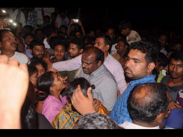 ಬೂದಿ ಮುಚ್ಚಿದ ಕೆಂಡದಂತಹ ವಾತಾವರಣ