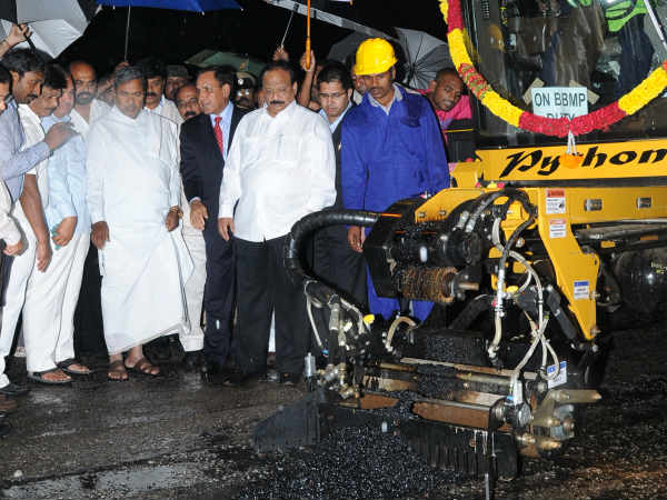 ಯಂತ್ರದ ಸಹಾಯದಿಂದ ಗುಂಡಿ ಮುಚ್ಚಲಾಗುತ್ತದೆ