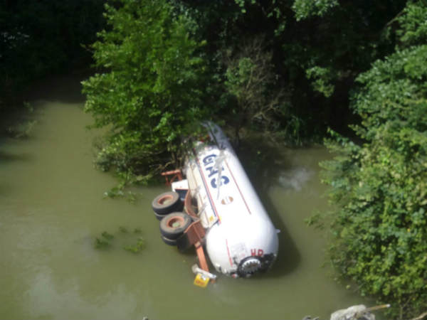 ನದಿಗೆ ಬಿದ್ದ ಟ್ಯಾಂಕರ್, ಸಂಚಾರ ಬಂದ್