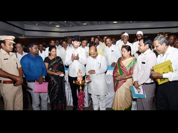 ಅನ್ನಭಾಗ್ಯ ಯೋಜನೆಯಡಿ ತೊಗರಿ ಬೆಳೆ ವಿತರಣೆ ಅನ್ನಭಾಗ್ಯ ಯೋಜನೆಯಡಿ ತೊಗರಿ ಬೆಳೆ ವಿತರಣೆ