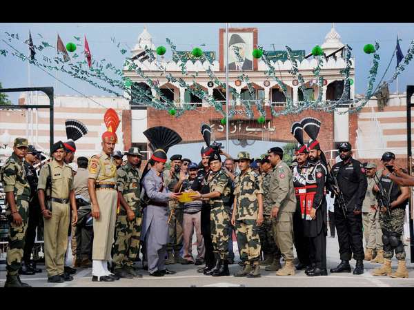 ಅಟ್ಟಾರಿ-ವಾಘಾ ಗಡಿಯಲ್ಲಿ ಸಂಭ್ರಮ ಅಟ್ಟಾರಿ-ವಾಘಾ ಗಡಿಯಲ್ಲಿ ಸಂಭ್ರಮ