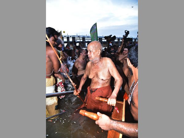 ಕಂಚಿ ಮಠ ಶ್ರೀಗಳಿಂದ ಪವಿತ್ರ ಸ್ನಾನ