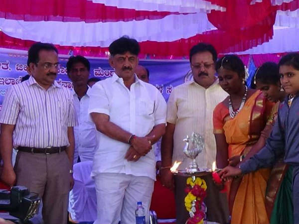 ಮುಂದಿನ ಬೆಳವಣಿಗೆ ಕಾದು ನೋಡೋಣ ಮುಂದಿನ ಬೆಳವಣಿಗೆ ಕಾದು ನೋಡೋಣ