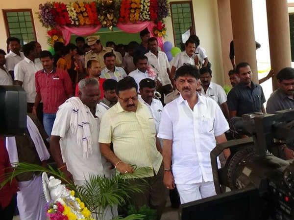 'ಬೇರೆ ಜಿಲ್ಲೆಯವರು ಎನಿಸುತ್ತಿಲ್ಲ' 'ಬೇರೆ ಜಿಲ್ಲೆಯವರು ಎನಿಸುತ್ತಿಲ್ಲ'