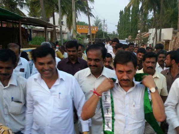 ಕ್ಷಮೆ ಕೇಳಲು ಗ್ರಾಮಸ್ಥರ ಒತ್ತಾಯ