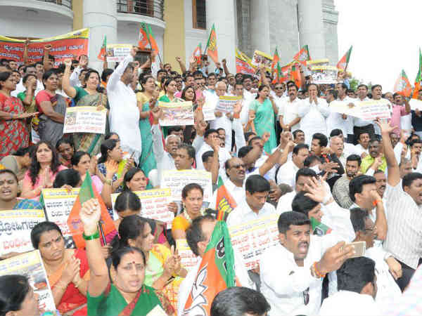 ಪೊಲೀಸರನ್ನು ಅಮಾನತು ಮಾಡಿ