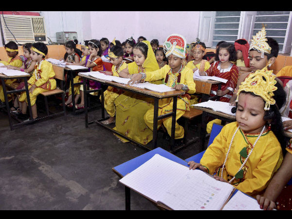 ಪಾಟ್ನದಲ್ಲಿ ಪಾಠ ಕಲಿಯುತ್ತಿರುವ ಕೃಷ್ಣ ವೇಷಧಾರಿಗಳು