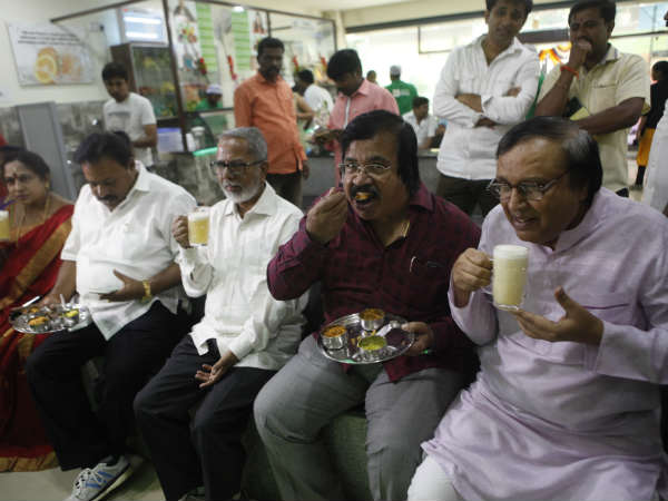 ಅವರಿಬ್ಬರು ಜ್ಯೂಸ್ ಕುಡೀತಿದಾರೆ..